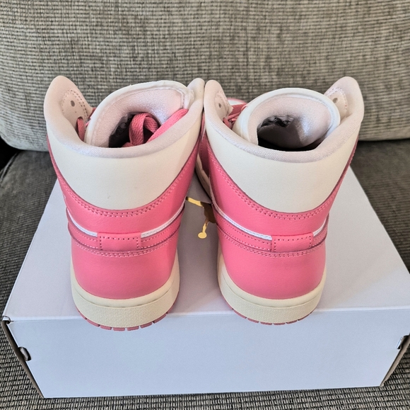 Wmns Air Jordan 1 Mid "Guava Ice" Size 10 - Picture 5 of 7